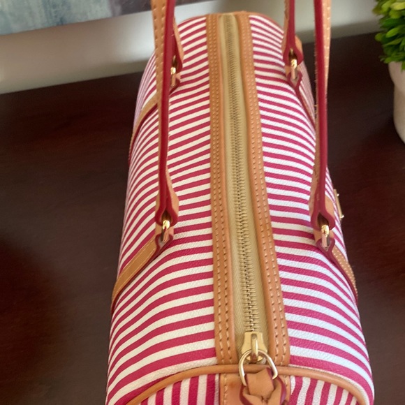 DOONEY & BOURKE 🩷FUCHSIA PINK & WHITE🤍 STRIPED BARREL SHOULDER BAG🩷LIKE NEW🤍 - Picture 5 of 17